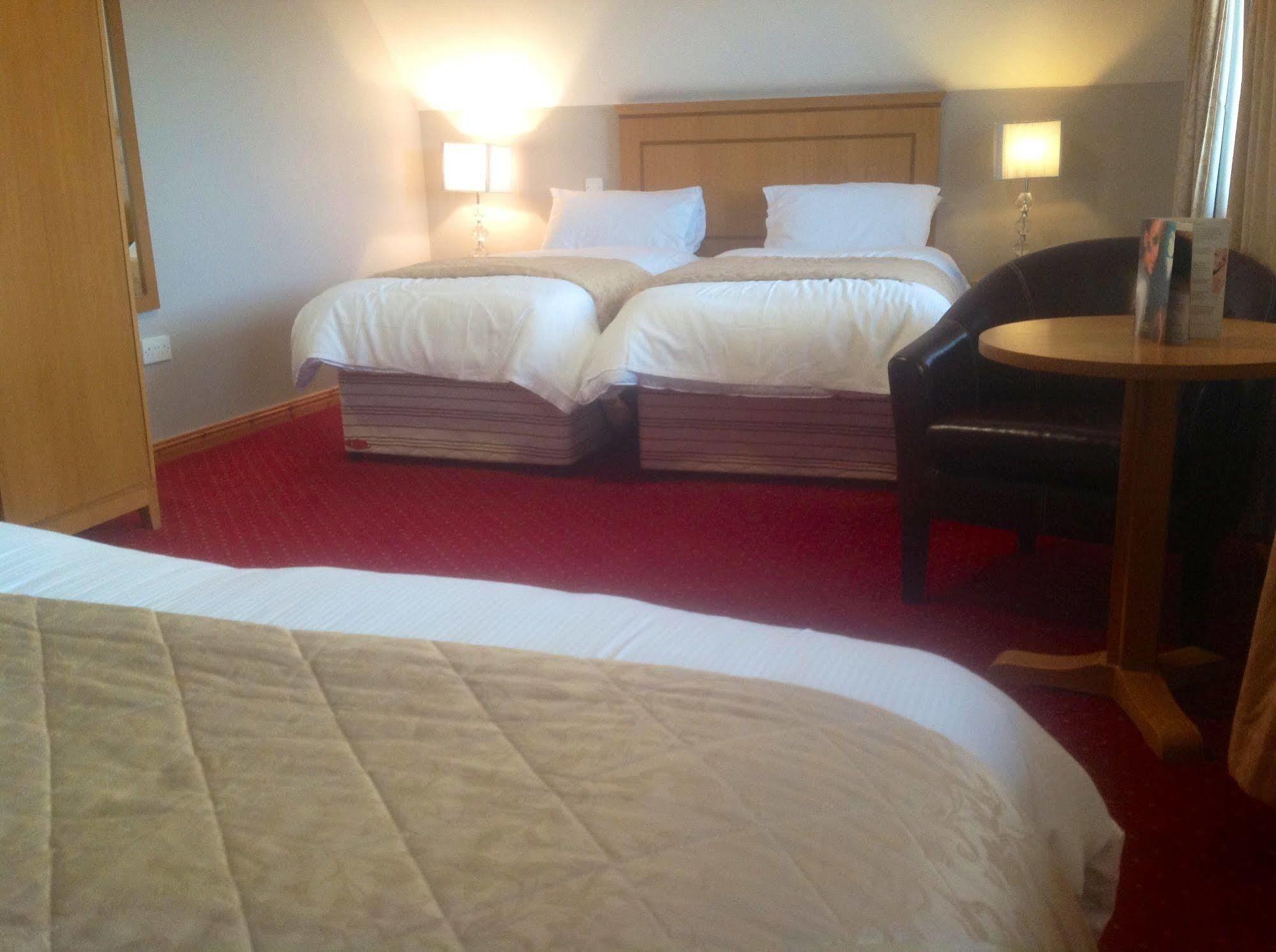 Airport View Hotel And Secret Spa Lusk Exterior foto