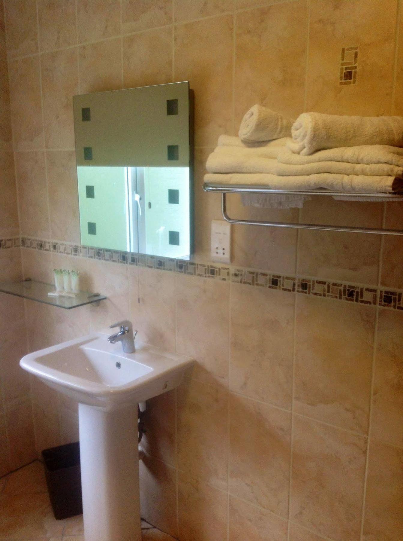 Airport View Hotel And Secret Spa Lusk Exterior foto