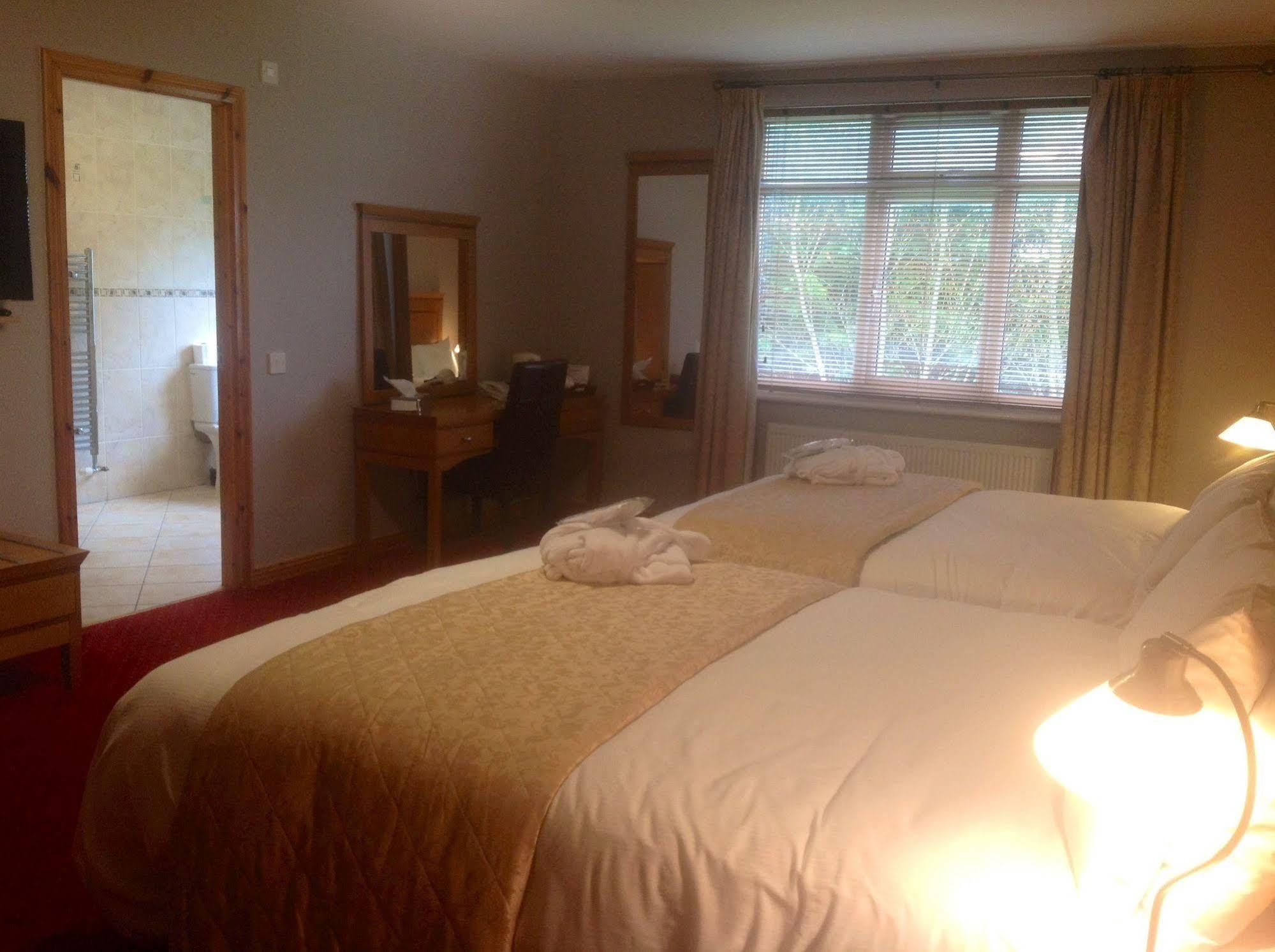 Airport View Hotel And Secret Spa Lusk Exterior foto